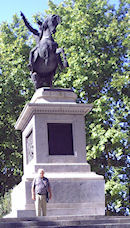 Monumento a San Mart&iacute;n en Moncloa (Madrid).
Tom&aacute;s al pie