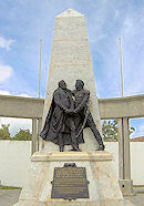 Monumento del abrazo entre Bol&iacute;var y Morillo en  Santa Ana de Trujillo