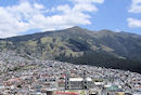 Ciudad de Quito a faldas del Pichincha